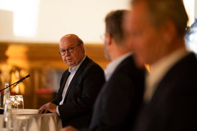 Fußball, Euro 2021 Pressekonferenz in Kopenhagen Koebenhavns Overborgmester Frank Jensen, DBUs formand Jesper Moeller, formand i DBU, formand for Parken & Entertainment Bo Rygaard, og kultur- og fritidsborgmester i Koebenhavns Kommune Franciska Rosenkilde, paa et pressemoede om afklaring paa Koebenhavns EM-vaertskab i sommeren 2021, paa Koebenhavns Raadhus torsdag den 7. maj 2020.. , Copenhagen Denmark Copyright: UngerxAnthon AnthonxUngerx cop333 spdk20200507-201524-L