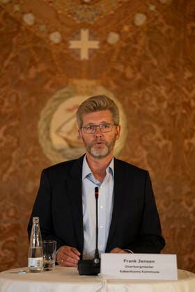 Fußball, Euro 2021 Pressekonferenz in Kopenhagen Koebenhavns Overborgmester Frank Jensen, DBUs formand Jesper Moeller, formand i DBU, formand for Parken & Entertainment Bo Rygaard, og kultur- og fritidsborgmester i Koebenhavns Kommune Franciska Rosenkilde, paa et pressemoede om afklaring paa Koebenhavns EM-vaertskab i sommeren 2021, paa Koebenhavns Raadhus torsdag den 7. maj 2020.. , Copenhagen Denmark Copyright: UngerxAnthon AnthonxUngerx cop333 spdk20200507-201602-L