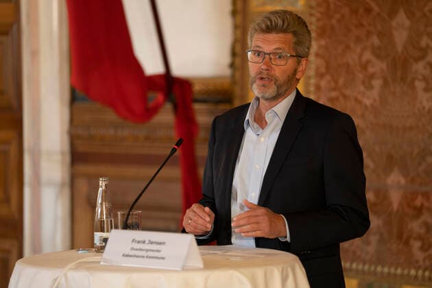 Fußball, Euro 2021 Pressekonferenz in Kopenhagen Koebenhavns Overborgmester Frank Jensen, DBUs formand Jesper Moeller, formand i DBU, formand for Parken & Entertainment Bo Rygaard, og kultur- og fritidsborgmester i Koebenhavns Kommune Franciska Rosenkilde, paa et pressemoede om afklaring paa Koebenhavns EM-vaertskab i sommeren 2021, paa Koebenhavns Raadhus torsdag den 7. maj 2020.. , Copenhagen Denmark Copyright: UngerxAnthon AnthonxUngerx cop333 spdk20200507-201611-L