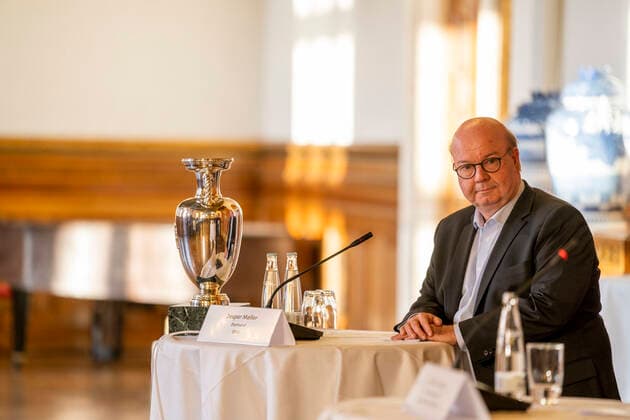 Fußball, Euro 2021 Pressekonferenz in Kopenhagen Koebenhavns Overborgmester Frank Jensen, DBUs formand Jesper Moeller, formand i DBU, formand for Parken & Entertainment Bo Rygaard, og kultur- og fritidsborgmester i Koebenhavns Kommune Franciska Rosenkilde, paa et pressemoede om afklaring paa Koebenhavns EM-vaertskab i sommeren 2021, paa Koebenhavns Raadhus torsdag den 7. maj 2020.. , Copenhagen Denmark Copyright: UngerxAnthon AnthonxUngerx cop333 spdk20200507-201619-L