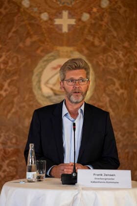 Fußball, Euro 2021 Pressekonferenz in Kopenhagen Koebenhavns Overborgmester Frank Jensen, DBUs formand Jesper Moeller, formand i DBU, formand for Parken & Entertainment Bo Rygaard, og kultur- og fritidsborgmester i Koebenhavns Kommune Franciska Rosenkilde, paa et pressemoede om afklaring paa Koebenhavns EM-vaertskab i sommeren 2021, paa Koebenhavns Raadhus torsdag den 7. maj 2020.. , Copenhagen Denmark Copyright: UngerxAnthon AnthonxUngerx cop333 spdk20200507-201627-L