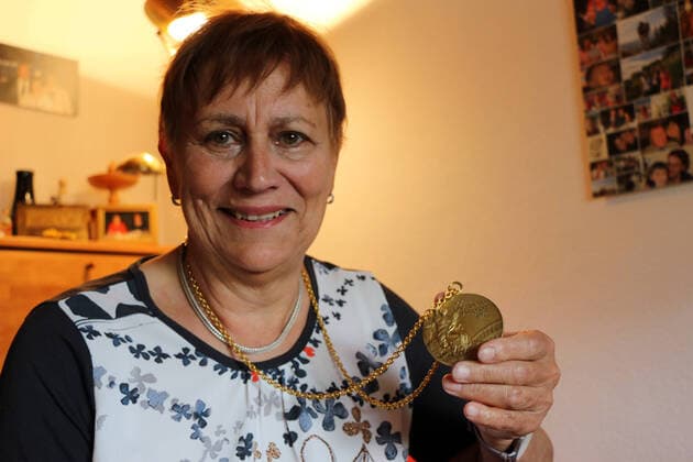 Bilder des Jahres 2020, Sport 05 Mai Sport Themen der Woche KW19 9.5.2020: Jena: Renate Stecher mit Goldmedaille der Olympischen Spiele 1972 *** 9 5 2020 Jena Renate Stecher with gold medal at the 1972 Olympic Games