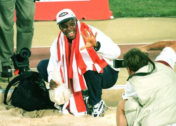 960729 Summer Olympics 1996, Athletics: Gold medalist Carl Lewis of USA fills a bag with sand after winning long jump at The Summer Olympic Games, Olympische Spiele, Olympia, OS on July 29, 1996 in Atlanta, USA. BILDBYRAN *** 960729 Summer Olympics 1996, Athletics Gold medalist Carl Lewis of USA fills a bag with sand after winning long jump at The Summer Olympic Games on July 29, 1996 in Atlanta, USA BILDBYRAN,  Copyright: BJORNxTILLY BB960729BB008