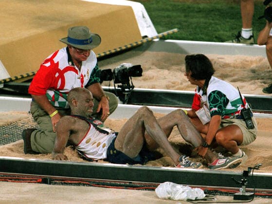 960729 Summer Olympics 1996, Athletics: Mike Powell of USA is treated for injury during long jump at The Summer Olympic Games, Olympische Spiele, Olympia, OS on July 29, 1996 in Atlanta, USA. BILDBYRAN *** 960729 Summer Olympics 1996, Athletics Mike Powell of USA is treated for injury during long jump at The Summer Olympic Games on July 29, 1996 in Atlanta, USA BILDBYRAN,  Copyright: BJORNxTILLY BB960729BB024