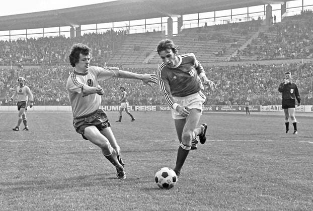 Aus 1. BL Saison 1975 76 Hannover 96 (dunkles Trikot) - Eintracht Braunschweig 2:0 am 17.04.1976. Im Foto: Am Ball Han 96 Spieler Rolf Kaemmer gegen Friedhelm Haebermann *** From 1 BL season 1975 76 Hannover 96 dark jersey Eintracht Braunschweig 2 0 am 17 04 1976 In the photo On Ball Han 96 player Rolf Kaemmer against Friedhelm Haebermann