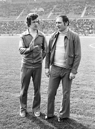 Aus 1. BL Saison 1975 76 Hannover 96 (dunkles Trikot) - Eintracht Braunschweig 2:0 am 17.04.1976. Im Foto: BS Trainer Branko Zebec mit Spieler Friedhelm Haebermann vorm Spiel *** From 1 BL season 1975 76 Hannover 96 dark jersey Eintracht Braunschweig 2 0 am 17 04 1976 In the photo BS coach Branko Zebec with player Friedhelm Haebermann before the game