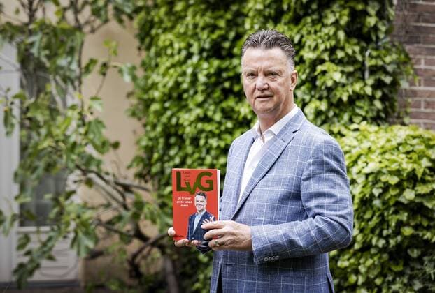 Bilder des Jahres 2020, Sport 05 Mai Sport Themen der Woche KW20 Former Dutch head coach Louis van Gaal signs his biography in Amsterdam, The Netherlands, 12 May 2020. The football coach has published the biography LvG, written by journalist Robert Heukels. ANP ROBIN VAN LONKHUIJSEN xVIxANPxSportx xxANPxIVx 410464623