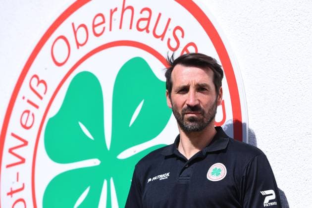 Fußball, Trainerhistorie, Rot-Weiß Oberhausen Fußball Regionalliga Staffel West Vorstellung RWO-Cheftrainer Dimitrios Pappas am 11.05.2020 im VIP-Raum des Stadion Niederrhein in Oberhausen Dimitrios Pappas ( Cheftrainer Oberhausen )