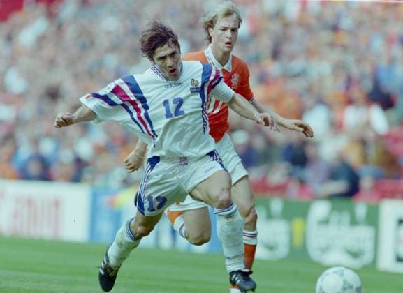 22.06.1996, Fussball Europameisterschaft 1996, Viertelfinale, Frankreich - Niederlande 5:4 n.E., ixente Lizarazu (Frankreich), li., gegen Jordi Cruyff (Niederlande) Liverpool Anfield Stadium England
