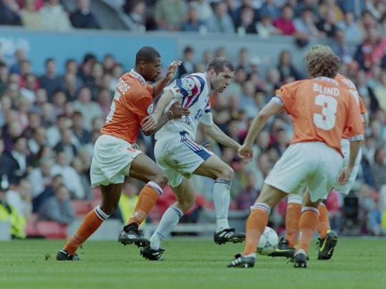 22.06.1996, Fussball Europameisterschaft 1996, Viertelfinale, Frankreich - Niederlande 5:4 n.E., inedine Zidane (Frankreich), mi., gegen Winston Bogarde (Niederlande) Liverpool Anfield Stadium England