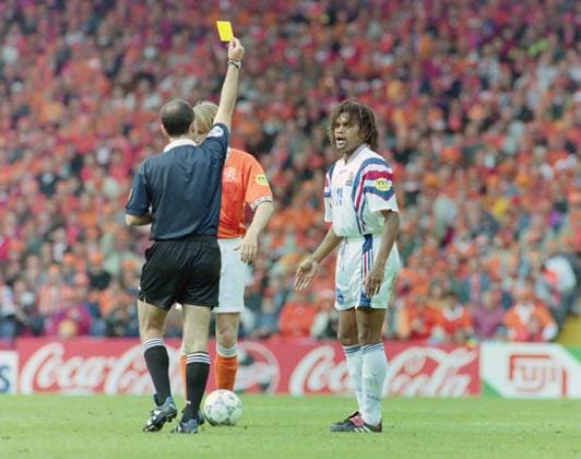 22.06.1996, Fussball Europameisterschaft 1996, Viertelfinale, Frankreich - Niederlande 5:4 n.E., hristian Karembeu (Frankreich), re., sieht vom Schiedsrichter die Gelbe Karte Liverpool Anfield Stadium England