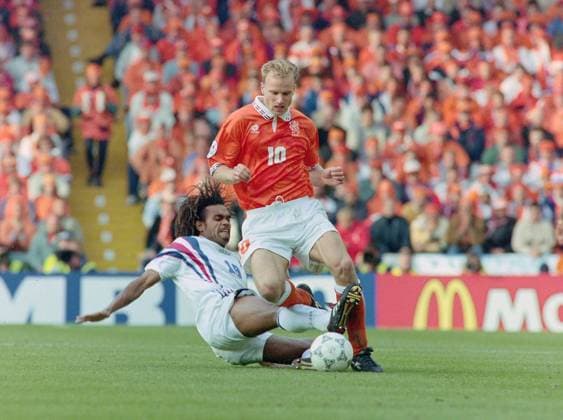 22.06.1996, Fussball Europameisterschaft 1996, Viertelfinale, Frankreich - Niederlande 5:4 n.E., inedine Zidane (Frankreich), li., gegen Richard Witschge (Niederlande), rechts Didier Deschamps (Frankreich) Liverpool Anfield Stadium England