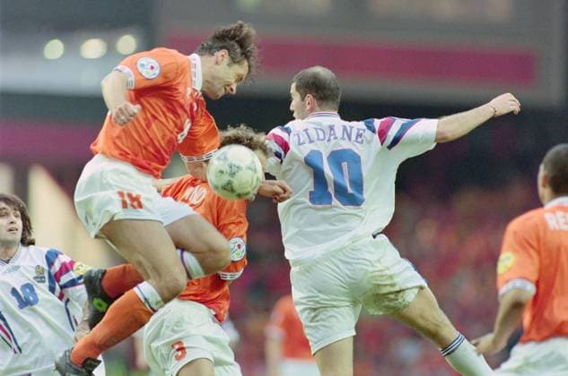 22.06.1996, Fussball Europameisterschaft 1996, Viertelfinale, Frankreich - Niederlande 5:4 n.E., .re., Zinedine Zidane (Frankreich), Danny Blind (Niederlande), Johan de Kock (Niederlande) Liverpool Anfield Stadium England