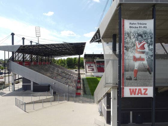 13.05.2020, Fussball GER, Regionalliga West, Saison 2019 2020, SC Rot Weiss Essen, Stadionuebersicht, Stadion Essen an der Hafenstrasse, rechts ein Transparent von Fussballidol Helmut Rahn, Essen Nordrhein-Westfalen Deutschland