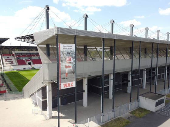 13.05.2020, Fussball GER, Regionalliga West, Saison 2019 2020, SC Rot Weiss Essen, Stadionuebersicht mit der Rahn Tribuene, Stadion Essen an der Hafenstrasse, mitte ein Transparent von Fussballidol Helmut Rahn, Essen Nordrhein-Westfalen Deutschland