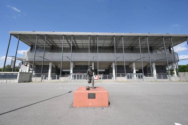 13.05.2020, Fussball GER, Regionalliga West, Saison 2019 2020, SC Rot Weiss Essen, Bronzestatue von Fussballlegende Helmut Rahn vor dem Stadion Essen an der Hafenstrasse, Essen Nordrhein-Westfalen Deutschland