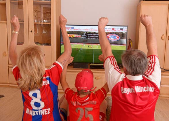 Bilder des Jahres 2020, Sport 05 Mai Sport Themen der Woche KW20 Sport Bilder des Tages 17.05.2020, Fussball 1. Bundesliga 2019 2020, Bayernfans schauen das Geisterspiel FC Union Berlin - FC Bayern München vor dem TV im heimischen Wohnzimmer in Rammingen (Bayern) an. Torjubel! Modelreleased. *** 17 05 2020, Soccer 1 Bundesliga 2019 2020, Bavaria fans watch the ghost game FC Union Berlin FC Bayern Munich in front of the TV in their living room at home in Rammingen Bayern Goal celebration Modelreleased