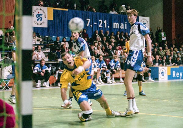 REYKJAVIK 1995-05-21 GermanyÂ s Jan Fegter (C) and Volker Zerbe (R) watches SwedenÂ s Per CarlÃ n (L) throws the ball to score during the bronze medal game between Germany and Sweden at IHF World MenÂ s Handball Championship in Reykjavik, Iceland, May 21, 1995. Sweden won 25-20. Reykjavik Iceland x1001x *** REYKJAVIK 1995 05 21 GermanyÂ s Jan Fegter C and Volker Zerbe R watches SwedenÂ s Per CarlÃ n L throws the ball to score during the bronze medal game between Germany and Sweden at IHF World MenÂ s Handball Championship in Reykjavik, Iceland, May 21, 1995 Sweden won 25 20 Reykjavik Iceland x1001x,  Copyright: xJanxCollsioo TTxNewsxAgencyx WORLD HANDBALL CHAMPS GER-SWE
