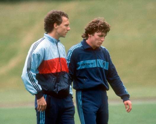 Training der Deutschen Fußball-Nationalmannschaft in Hennef Sieg am 10.09.1984. Teamchef Franz Beckenbauer (li.) und Lothar Matthäus.