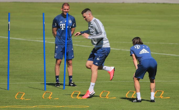 19.05.2020, FC Bayern Training, Saebenerstrasse Muenchen, Fssball, im Bild: Niklas Suele (FCB) von Simon Martinello (FCB) und Dr Holger Broich (FCB) beobachtet DFL REGULATIONS PROHIBIT ANY USE OF PHOTOGRAPHS AS IMAGE SEQUENCES AND OR QUASI-VIDEO *** 19 05 2020, FC Bayern Training, Saebenerstrasse Muenchen, Football, Sports, in the picture Niklas Suele FCB of Simon Martinello FCB and Dr Holger Broich FCB observes DFL REGULATIONS PROHIBIT ANY USE OF PHOTOGRAPHS AS IMAGE SEQUENCES AND OR QUASI VIDEO