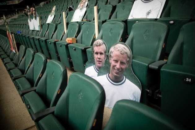 Sport Bilder des Tages Mönchengladbach, 20.05.2020 Berti Vogts Fans von Borussia Mönchengladbach können Aufgrund der Corona Pandemie nicht ins Stadion und stellen stattdessen Pappkameraden auf. Fans of Borussia Mönchengladbach cannot enter the stadium due to the Corona pandemic and put up their cardboard mates. Borussia Mönchengladbach