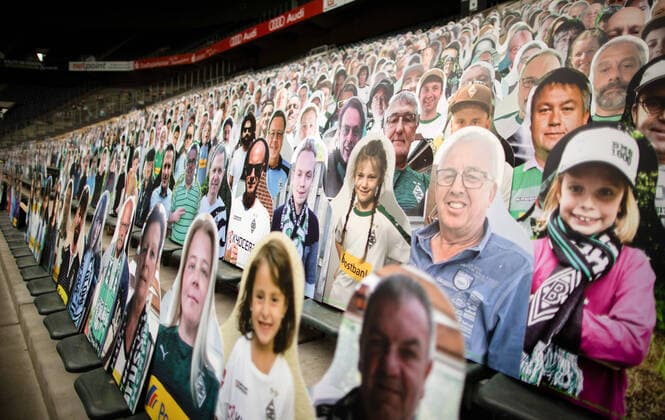 Bilder des Jahres 2020, Sport 05 Mai Sport Themen der Woche KW21 Sport Bilder des Tages Mönchengladbach, 20.05.2020 Fans von Borussia Mönchengladbach können Aufgrund der Corona Pandemie nicht ins Stadion und stellen stattdessen Pappkameraden auf. Fans of Borussia Mönchengladbach cannot enter the stadium due to the Corona pandemic and put up their cardboard mates. Borussia Mönchengladbach *** Mönchengladbach, 20 05 2020 Fans of Borussia Mönchengladbach cannot enter the stadium due to the Corona pandemic and put up their cardboard mates instead Borussia Mönchengladbach