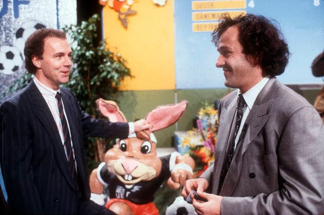 Auslosung zur Europameisterschaft 1988 in Düsseldorf. Teamchef Franz Beckenbauer (Deutsche Nationalmannschaft li.) und Michel Platini (Frankreich) mit Maskottchen Berni 12.02.1988. Copyright nur fuer journalistische Zwecke! Only for editorial use! *** Draw for the European Championship 1988 in Düsseldorf Team manager Franz Beckenbauer German National Team left and Michel Platini France with mascot Berni 12 02 1988 Copyright for journalistic purposes only Only for editorial use HM