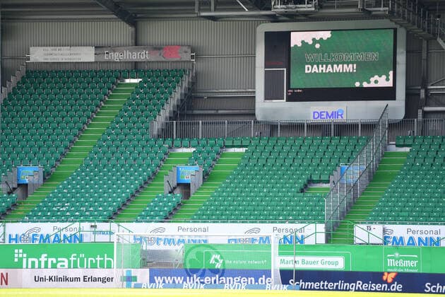 Fussball Leere Raenge und Anzeigetafel mit Willkommen Dahamm Fuerth, 17.05.2020, Fussball 2. Bundesliga, SpVgg Greuther Fuerth - Hamburger SV Fuerth