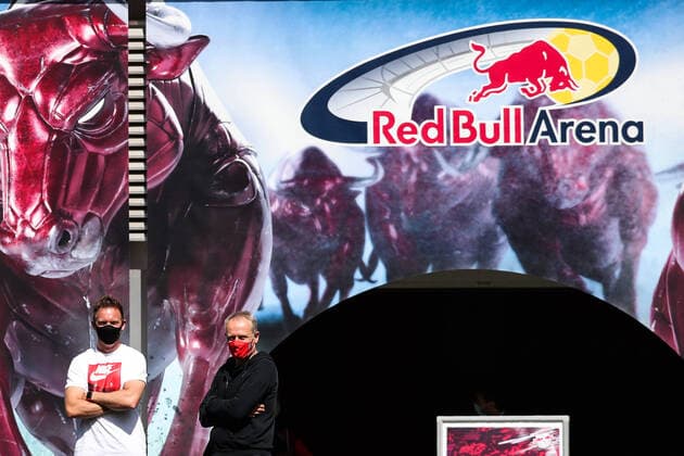 RB Leipzig vs. SC Freiburg, 16.05.2020 Vor dem Spiel: Cheftrainer Julian Nagelsmann (RBL) und Cheftrainer Christian Streich (vl SCF) mit Mundschutz Fussball: 1. Bundesliga: 19 20: 26. Spieltag: RasenBallsport Leipzig - SC Freiburg, 16.05.2020 Foto: Christian Schroedter POOL via Pressebuero Schroedter Nur für journalistische Zwecke! Only for editorial use! Gemäß den Vorgaben der DFL Deutsche Fußball Liga ist es untersagt, in dem Stadion und oder vom Spiel angefertigte Fotoaufnahmen in Form von Sequenzbildern und oder videoähnlichen Fotostrecken zu verwerten bzw. verwerten zu lassen. --- DFL regulations prohibit any use of photographs as image sequences and or quasi-video. --- Leipzig Red Bull Arena Sachsen Deutschland