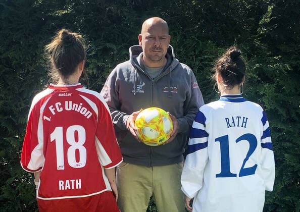 Bilder des Jahres 2020, Sport 05 Mai Sport Themen der Woche KW21 Sport Bilder des Tages 21.05.2020, xlakx, Fussball 1.Bundesliga, Hertha BSC Berlin - 1.FC Union Berlin emspor, v.l.Tochter Josi,Marcel Rath,Lebensgefaehrtin Kati - 151 Partien absolvierte Marcel Rath für Hertha BSC, Energie Cottbus, den FC St. Pauli und1.FC Union Berlin in der 2. Bundesliga, wobei ihm 34 Tore gelangen. Sein Tipp zum Derby zwischen Hertha BSC vs. 1.FC Union Berlin 2:2 Unentschieden.Tochter Josi im 1.FC Union Berlin Trikot tipp 0:1 da gegen Lebensgefaehrtin Kati im Hertha BSC Trikot tipp 2:0. (DFL DFB REGULATIONS PROHIBIT ANY USE OF PHOTOGRAPHS as IMAGE SEQUENCES and or QUASI-VIDEO) Wiesenau *** 21 05 2020, xlakx, Fussball 1 Bundesliga, Hertha BSC Berlin 1 FC Union Berlin emspor, from daughter Josi,Marcel Rath,life companion Kati Marcel Rath played 151 games for Hertha BSC, Energie Cottbus, FC St Pauli and 1 FC Union Berlin in the 2 Bundesliga, where he scored 34 goals His tip for the derby between Hertha BSC vs 1 FC Union Berlin 2 2 draws daughter Josi in 1 FC Union Berlin jersey tip 0 1 da against partner Kati in Hertha BSC jersey tip 2 0 DFL DFB REGULATIONS PROHIBIT ANY USE OF PHOTOGRAPHS as IMAGE SEQUENCES and or QUASI VIDEO Wiesenau