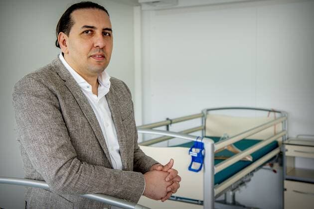 DEN HAAG - Mohammed Hamdi (algemeen directeur ADO Den Haag) DoneerEenDorp. Werknemers zijn bezig met de opbouw bij het stadion van ADO Den Haag. Op het omliggende terrein van de voetbalclub wordt door de voetbalclub en DoneerEenDorp een corona-zorglocatie voor daklozen gebouwd. ROBIN UTRECHT xVIxANPxSportx xRobinxUtrechtxIVx 410884903
