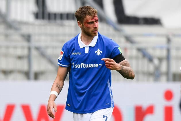 Bilder des Jahres 2020, Sport 05 Mai Sport Themen der Woche KW21 Sport Bilder des Tages Fussball 2. Bundesliga, SV Darmstadt 98 - FC St. Pauli 23.05.2020, xfux, Fussball 2. Bundesliga, Saison 19 20, Spieltag 27, SV Darmstadt 98 - FC St. Pauli, emonline, emspor, v.l. Felix Platte (SV Darmstadt 98) mit Platzwunde muss behandelt werden und wird ausgwechselt Foto: Florian Ulrich Jan Huebner Pool Nur für journalistische Zwecke. Only for editorial use. (DFL DFB REGULATIONS PROHIBIT ANY USE OF PHOTOGRAPHS as IMAGE SEQUENCES and or QUASI-VIDEO) Darmstadt Merck-Stadion am Boellenfalltor Hessen Deutschland *** Football 2 Bundesliga, SV Darmstadt 98 FC St Pauli 23 05 2020, xfux, Football 2 Bundesliga, Season 19 20, Matchday 27, SV Darmstadt 98 FC St Pauli, emonline, emspor, v l Felix Platte SV Darmstadt 98 with laceration must be treated and will be replaced Photo Florian Ulrich Jan Huebner Pool Only for journalistic use Only for editorial use DFL DFB REGULATIONS PROHIBIT ANY USE OF PHOTOGRAPHS as IMAGE SEQUENCES and or QUASI VIDEO Darmstadt Merck Stadium at the Boellenfalltor Hessen Germany Poolfoto Florian Ulrich Jan Huebner Pool ,EDITORIAL USE ONLY