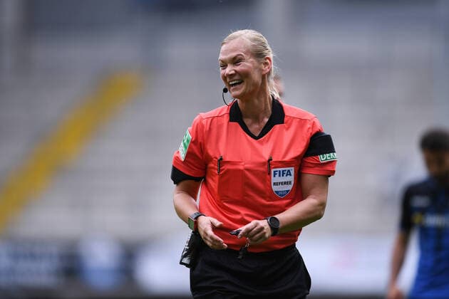 Bilder des Jahres 2020, Sport 05 Mai Sport Themen der Woche KW21 Sport Bilder des Tages SC Paderborn - TSG 1899 Hoffenheim, 23.05.2020 Schiedsrichterin Bibiana Steinhaus, Foto: Edith Geuppert GES Pool Rauch nordphoto DFL regulations prohibit any use of photographs as image sequences and or quasi-video. Editorial use only! National and international news-agencies out. Paderborn NRW Deutschland *** SC Paderborn TSG 1899 Hoffenheim, 23 05 2020 Referee Bibiana Steinhaus, Photo Edith Geuppert GES Pool Rauch nordphoto DFL regulations prohibit any use of photographs as image sequences and or quasi video Editorial use only National and international news agencies out Paderborn NRW Germany Poolfoto Edith Geuppert GES POOLRauch nor ,EDITORIAL USE ONLY