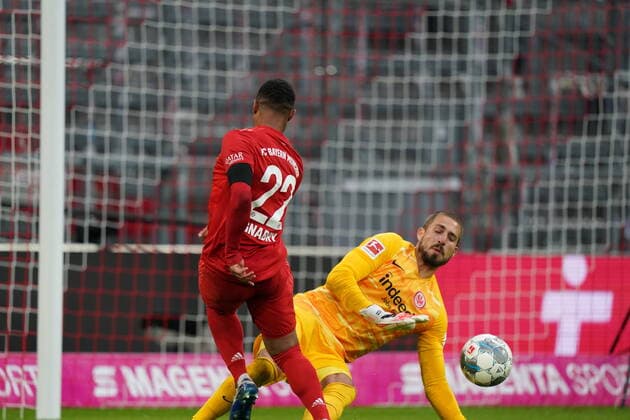 1.Bundesliga FC BAYERN MUENCHEN - EINTRACHT FRANKFURT Muenchen, Deutschland, 23. Mai 2020, Serge GNABRY, FCB 22 gegen Kevin TRAPP, FRA 1, beim Spiel 1.Bundesliga FC BAYERN MUENCHEN - EINTRACHT FRANKFURT in der Saison 2019 2020 am 27.Spieltag. Foto: Peter Schatz Pool - DFL REGULATIONS PROHIBIT ANY USE OF PHOTOGRAPHS as IMAGE SEQUENCES and or QUASI-VIDEO - National and international News-Agencies OUT Editorial Use ONLY München Bayern Deutschland