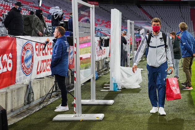 1.Bundesliga FC BAYERN MUENCHEN - EINTRACHT FRANKFURT 5-2 Muenchen, Deutschland, 23. Mai 2020, headcoach Hansi FLICK (FCB), team manager, coach, beim Interview, Thomas MUELLER, MÜLLER, FCB 25 verlaesst das Stadion beim Spiel 1.Bundesliga FC BAYERN MUENCHEN - EINTRACHT FRANKFURT 5-2 in der Saison 2019 2020 am 27.Spieltag. Foto: Peter Schatz Pool - DFL REGULATIONS PROHIBIT ANY USE OF PHOTOGRAPHS as IMAGE SEQUENCES and or QUASI-VIDEO - National and international News-Agencies OUT Editorial Use ONLY München Bayern Deutschland