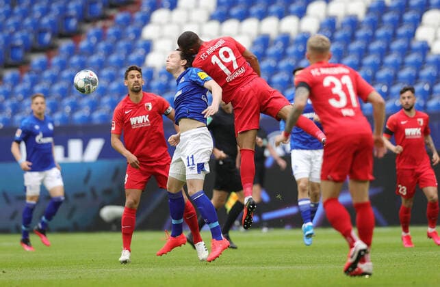 Bilder des Jahres 2020, Sport 05 Mai Sport Themen der Woche KW21 Sport Bilder des Tages firo,Fussball: 24.05.2020 1.Bundesliga , Saison 19 20 2019 2020 27. Spieltag: FC Schalke 04 - FC Augsburg 24.05.2020 1.Bundesliga , Saison 19 20 2019 2020 27. Spieltag: FC Schalke 04 - FC Augsburg ZWEIKAMPF , Michael Gregoritsch GEGEN Felix Uduokhai , RECHTS copyright by : Ralf Ibing firo Pool via Kirchner-Media Nur für journalistische Zwecke! Only for editorial use! Schalke NRW Deutschland (DFL DFB REGULATIONS PROHIBIT ANY USE OF PHOTOGRAPHS as IMAGE SEQUENCES and or QUASI-VIDEO) *** firo,Football 24 05 2020 1 Bundesliga , Season 19 20 2019 2020 27 Matchday FC Schalke 04 FC Augsburg 24 05 2020 1 Bundesliga , Season 19 20 2019 2020 27 Matchday FC Schalke 04 FC Augsburg ZWEIKAMPF , Michael Gregoritsch AGAINST Felix Uduokhai , RIGHT copyright by Ralf Ibing firo Pool via Kirchner Media For journalistic purposes only Only for editorial use Schalke NRW Germany Poolfoto Kirchner-Media Ralf Ibing Pool firo Sportphoto ,EDITORIAL USE ONLY