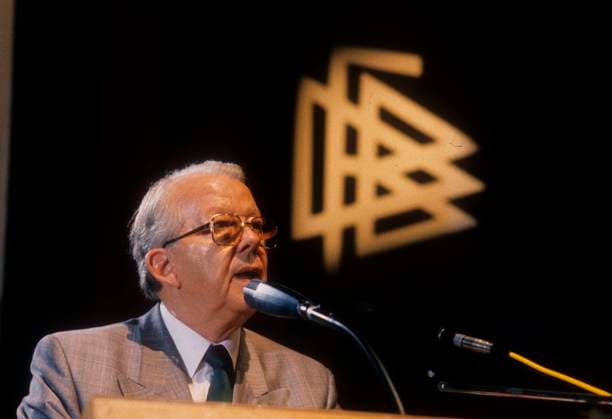 DFB Bundestag in Trier 28.10.1989 DFB Praesident Hermann Neuberger am Mikrofon, hinter ihm das DFB - Logo Nur fuer journalistische Zwecke! Only for editorial use!