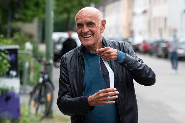 Osnabrück, Deutschland 23.05.2020: 2. Bundesliga - 2019 2020 - VfL Osnabrück vs. Hannover 96 Außenaufnahme vor dem zweiten Spieltag der Geisterspiele wegen des Coronavirus. Im Bild: Martin Kind (Präsident Hannover) zieht bei der Ankunft am Stadion an der Bremer Brücke seine Maske auf und lacht Osnabrück Niedersachsen Deutschland Stadion an der Bremer Brücke