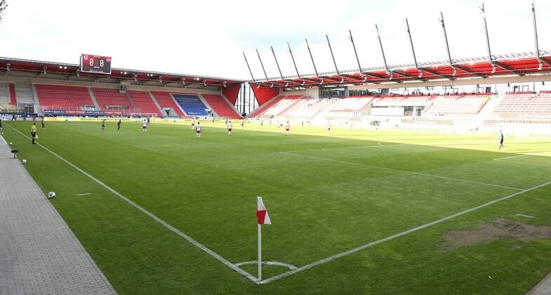 SSV Jahn Regensburg - 1. FC Nuernberg , 26.05.2020 26.05.2020 --- Fussball --- Saison 2019 2020 --- 2. Fussball - Bundesliga --- 28. Spieltag: SSV Jahn Regensburg - 1. FC Nürnberg --- Foto: Daniel Marr Sportfoto Zink Pool --- DFL regulations prohibit any use of photographs as image sequences and or quasi-video - Only for editorial use ! --- Anpfiff im leeren Stadion Regensburg Jahnstadion Regensburg Bayern Deutschland