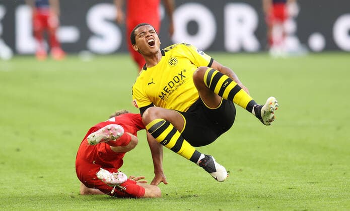 Bilder des Jahres 2020, Sport 05 Mai Sport Themen der Woche KW22 Sport Bilder des Tages Fussball: 1. Bundesliga: Saison 19 20: 28. Spieltag, 26.05.2020, BVB,Borussia Dortmund - FC Bayern München, Foul an Manuel AKANJI, BVB Sport: Fussball: 1. Bundesliga: Saison 19 20: 28. Spieltag, 26.05.2020, BVB,Borussia Dortmund - FC Bayern München, Foto: Jürgen Fromme firosportphoto POOL Stadt Dortmund Signal Iduna Park Bundesland NRW Deutschland *** Sport Soccer 1 Bundesliga Season 19 20 28 Matchday, 26 05 2020, BVB,Borussia Dortmund FC Bayern Munich, Foul on Manuel AKANJI, BVB Sport Soccer 1 Bundesliga Season 19 20 28 Matchday, 26 05 2020, BVB,Borussia Dortmund FC Bayern Munich, Photo Jürgen Fromme firosportphoto POOL City Dortmund Signal Iduna Park Federal State NRW Germany Poolfoto Jürgen Fromme firo Sportphoto POOL ,EDITORIAL USE ONLY Nur für journalistische Zwecke. Only for editorial use. (DFL DFB REGULATIONS PROHIBIT ANY USE OF PHOTOGRAPHS as IMAGE SEQUENCES and or QUASI-VIDEO). National and international News-Agencies OUT