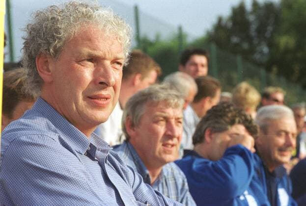 Klaus Toppmoeller, Trainer des 1. FC Saarbruecken, sitzt am Montag, 7. August 2000, in Ommersheim (Saarland) am Spielfeldrand ud beobachtet seine Mannschaft. Die Zweitligamannschaft absolvierte ein Freundschaftsspiel gegen den TUS Ommersheim - sehr zur Freude der Fans und Spieler. Der 1. FCS siegte 12:1.