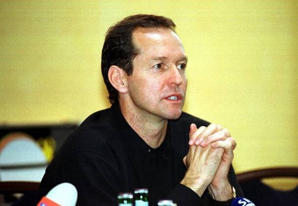 Der ehemalige US-Nationalspieler Tom Dooley wird am Montag (21.01.2002) im Victors Residenz Hotel im Rahmen einer Pressekonferenz als neuer Trainer des Fussball-Zweitligisten 1. FC Saarbrücken vorgestellt. Vorstand und Mannschaft hoffen unter Dooleys Leitung aus dem Tabellentief heraus zu kommen. Der ehemalige Trainer Heribert Weber ist jetzt FCS-Sportdirektor.