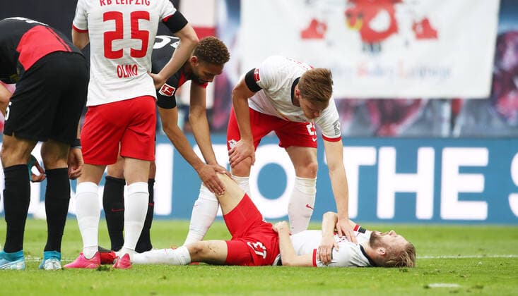 Bilder des Jahres 2020, Sport 05 Mai Sport Themen der Woche KW22 Sport Bilder des Tages RB Leipzig - Hertha BSC , 27.05.2020 Leipzig, 27.05.2020, Red Bull Arena, Fussball, Bundesliga, 28.Spieltag , RB Leipzig vs. Hertha BSC Berlin , Im Bild; Konrad Laimer (27, RB Leipzig) verletzt am Boden. Bei ihm; Dani Olmo (25, RB Leipzig), Matheus Cunha (26, Berlin) und Marcel Halstenberg (23, RB Leipzig) , DFL regulations prohibit any use of photographs as image sequences and or quasi-video. Foto: PICTURE POINT Roger Petzsche Pool , Nur für journalistische Zwecke! Only for editorial use! Leipzig Sachsen Germany *** RB Leipzig Hertha BSC , 27 05 2020 Leipzig, 27 05 2020, Red Bull Arena, soccer, Bundesliga, 28 matchday , RB Leipzig vs. Hertha BSC Berlin , In the picture Konrad Laimer 27, RB Leipzig injured on the ground With him Dani Olmo 25, RB Leipzig , Matheus Cunha 26, Berlin and Marcel Halstenberg 23, RB Leipzig , DFL regulations prohibit any use of photographs as image sequences and or quasi video Photo PICTURE POINT Roger Petzsche Pool , Only for journalistic purposes Only for editorial use Leipzig Sachsen Germany Poolfoto PICTURE POINT ,EDITORIAL USE ONLY