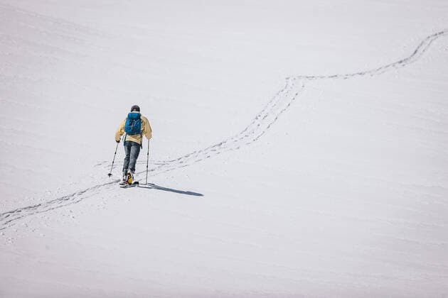 THEMENBILD - Skitourengeher beim Aufstieg. Die Hochalpenstrasse verbindet die beiden Bundeslaender Salzburg und Kaernten und ist als Erlebnisstrasse vorrangig von touristischer Bedeutung, aufgenommen am 27. Mai 2020 in Fusch a.d. Glstr., Oesterreich Ski tourers during ascent. The High Alpine Road connects the two provinces of Salzburg and Carinthia and is as an adventure road priority of tourist interest, Fusch a.d. Glstr., Austria on 2020 05 27. Fusch an der Grossglockner Hocha *** THEME IMAGE Ski tourers during ascent The High Alpine Road connects the two provinces of Salzburg and Carinthia and is as an adventure road priority of tourist interest, Fusch a d Glstr , Austria on 2020 05 27 Fusch an der Grossglockner Hocha  EP_fei  