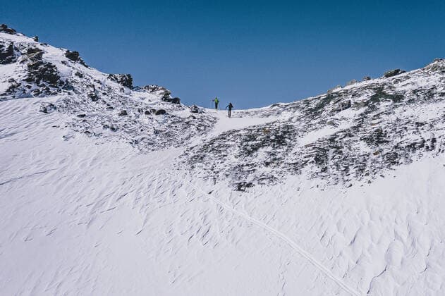 THEMENBILD - Skitourengeher beim Aufstieg. Die Hochalpenstrasse verbindet die beiden Bundeslaender Salzburg und Kaernten und ist als Erlebnisstrasse vorrangig von touristischer Bedeutung, aufgenommen am 27. Mai 2020 in Fusch a.d. Glstr., Oesterreich Ski tourers during ascent. The High Alpine Road connects the two provinces of Salzburg and Carinthia and is as an adventure road priority of tourist interest, Fusch a.d. Glstr., Austria on 2020 05 27. Fusch an der Grossglockner Hocha *** THEME IMAGE Ski tourers during ascent The High Alpine Road connects the two provinces of Salzburg and Carinthia and is as an adventure road priority of tourist interest, Fusch a d Glstr , Austria on 2020 05 27 Fusch an der Grossglockner Hocha  EP_fei  