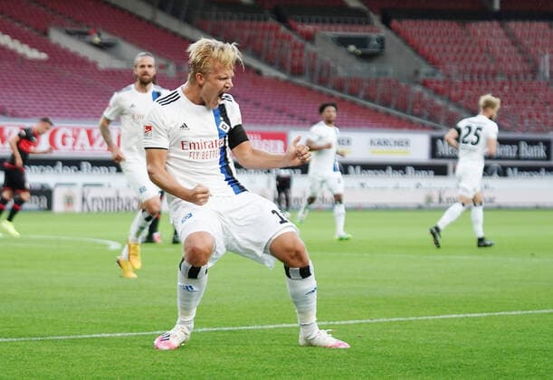 Bilder des Jahres 2020, Sport 05 Mai Sport Themen der Woche KW22 Fussball 0:1 Tor, Jubel HSV Torschuetze Joel Pohjanpalo (HSV) Stuttgart, 28.05.2020, Fussball 2. Bundesliga, VfB Stuttgart - Hamburger SV Stuttgart Gemäß den Vorgaben der DFL Deutsche Fußball Liga ist es untersagt, in dem Stadion und oder vom Spiel angefertigte Fotoaufnahmen in Form von Sequenzbildern und oder videoähnlichen Fotostrecken zu verwerten bzw. verwerten zu lassen. DFL regulations prohibit any use of photographs as image sequences and or quasi-video *** Football 0 1 goal, cheers HSV scorers Joel Pohjanpalo HSV Stuttgart, 28 05 2020, Football 2 Bundesliga, VfB Stuttgart Hamburger SV Stuttgart Poolfoto Wagner Witters Pool Witters ,EDITORIAL USE ONLY