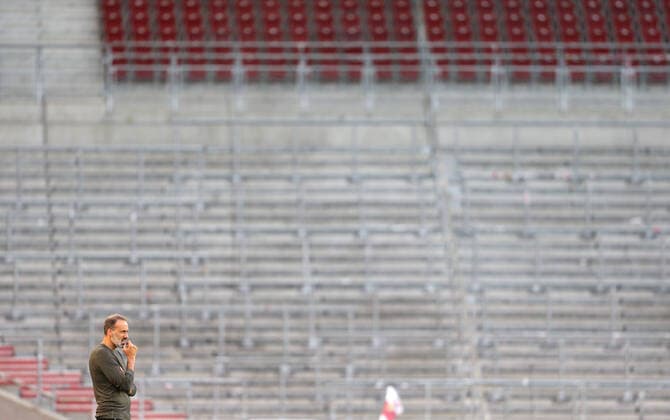 Sport Themen der Woche KW22 Sport Bilder des Tages Fußball 2. Bundesliga VfB Stuttgart vs. Hamburger SV Stuttgart , 2. Bundesliga , VfB Stuttgart vs. Hamburger SV, VfB Trainer Matarazzo Pellegrino Pressefoto Baumann Hansjürgen Britsch Pool Nur für journalistische Zwecke! Only for editorial use! Gemäß den Vorgaben der DFL Deutsche Fußball Liga ist es untersagt, in dem Stadion und oder vom Spiel angefertigte Fotoaufnahmen in Form von Sequenzbildern und oder videoähnlichen Fotostrecken zu verwerten bzw. verwerten zu lassen. DFL regulations prohibit any use of photographs as image sequences and or quasi-video Stuttgart Mercedes-Benz Arena Baden-Württemberg Deutschland *** Football 2 Bundesliga VfB Stuttgart vs. Hamburger SV Stuttgart , 2 Bundesliga , VfB Stuttgart vs. Hamburger SV, VfB Coach Matarazzo Pellegrino Press photo Baumann Hansjürgen Britsch Pool Only for journalistic purposes Only for editorial use According to the regulations of the DFL German Football League it is prohibited to use or have used photographs taken in the stadium and or of the match in the form of sequence images and or video-like photo sequences DFL regulations prohibit any use of photographs as image sequences and or quasi video Stuttgart Mercedes Benz Arena Baden Württemberg Germany Poolfoto Pressefoto Bauman Hansjürgen Br ,EDITORIAL USE ONLY