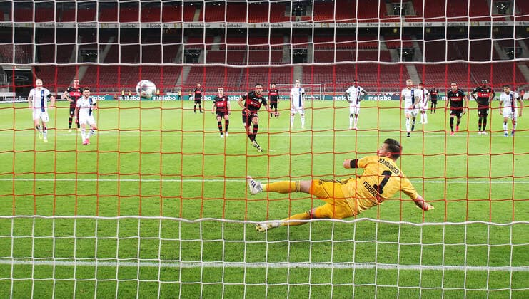 Bilder des Jahres 2020, Sport 05 Mai Sport Themen der Woche KW22 Sport Bilder des Tages Fußball 2. Bundesliga VfB Stuttgart vs. Hamburger SV Stuttgart , 2. Bundesliga , VfB Stuttgart vs. Hamburger SV, 2:2 Tor, Torschütze Nicolas Gonzalez (VfB) Pressefoto Baumann Hansjürgen Britsch Pool Nur für journalistische Zwecke! Only for editorial use! Gemäß den Vorgaben der DFL Deutsche Fußball Liga ist es untersagt, in dem Stadion und oder vom Spiel angefertigte Fotoaufnahmen in Form von Sequenzbildern und oder videoähnlichen Fotostrecken zu verwerten bzw. verwerten zu lassen. DFL regulations prohibit any use of photographs as image sequences and or quasi-video Stuttgart Mercedes-Benz Arena Baden-Württemberg Deutschland *** Football 2 Bundesliga VfB Stuttgart vs. Hamburger SV Stuttgart , 2 Bundesliga , VfB Stuttgart vs. Hamburger SV, 2 2 goal, scorer Nicolas Gonzalez VfB Press photo Baumann Hansjürgen Britsch Pool Only for journalistic purposes Only for editorial use According to the regulations of the DFL Deutsche Fußball Liga it is prohibited to use or have used photographs taken in the stadium and or of the match in the form of sequence images and or video-like photo sequences DFL regulations prohibit any use of photographs as image sequences and or quasi video Stuttgart Mercedes Benz Arena Baden Württemberg Germany Poolfoto Pressefoto Bauman Hansjürgen Br ,EDITORIAL USE ONLY