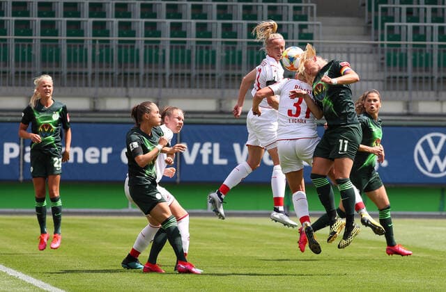 Sport Bilder des Tages Wolfsburg vs Köln, BL Frauen Wolfsburg, Deutschland 29.05.2020, FUßBALL - VfL Wolfsburg vs 1. FC Köln, Flyeralarm Frauen Bundesliga, Saison 2019 20. Alexandra Popp (VfL Wolfsburg), Rachel Rinast (Köln) Wolfsburg