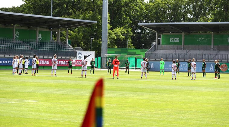 Wolfsburg vs Köln, BL Frauen Wolfsburg, Deutschland 29.05.2020, FUßBALL - VfL Wolfsburg vs 1. FC Köln, Flyeralarm Frauen Bundesliga, Saison 2019 20. Schweigeminute für Corona Pandemie Opfer Wolfsburg